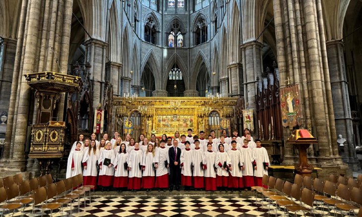  Chamber Choir in front of the altar with Richard Cairns at Evensong in Westminster Abbey 