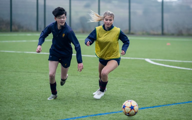  Pupils competing for the ball on the pitch in a Bruno Saltor Grau coaching session 