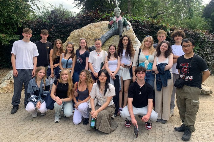  Pupils standing by a statue of Oscar Wilde on an English trip to Dublin 