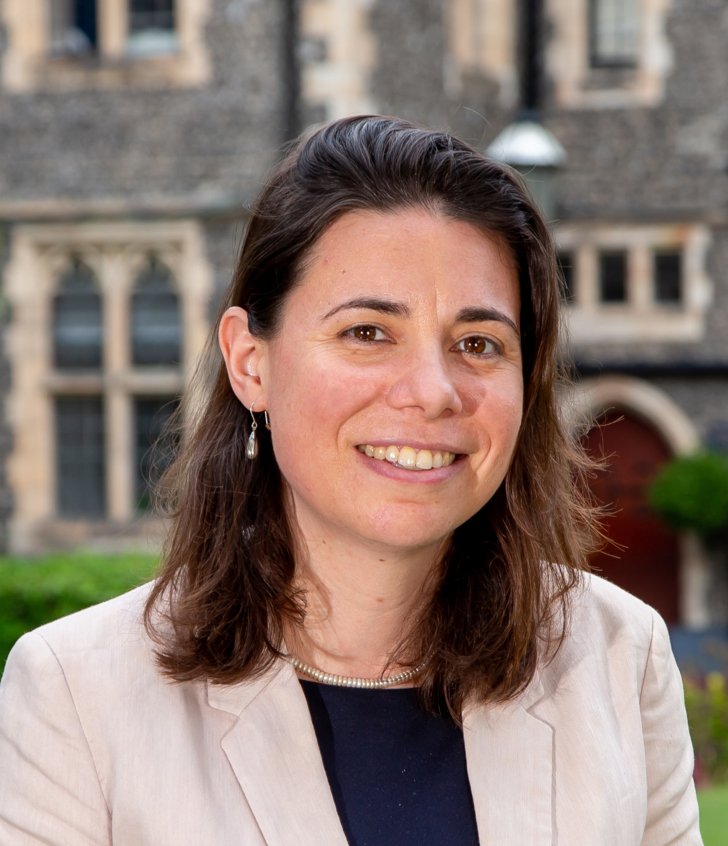  Paloma Alisse Head of Middle School portrait in the Quad 