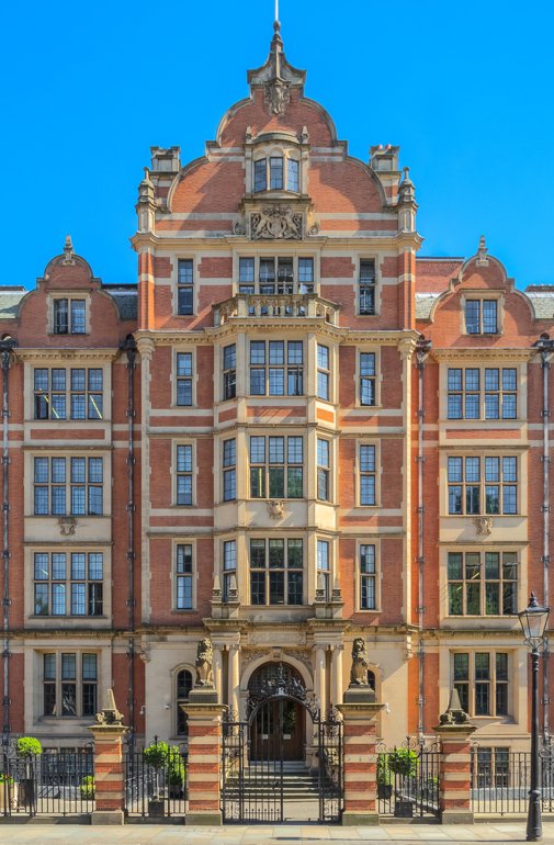  Image of the outside of the main building at the University LSE in the sunshine 